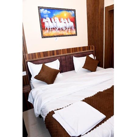 Tirupati Balaji Inn Bageshwar Dham Basāri 外观 照片